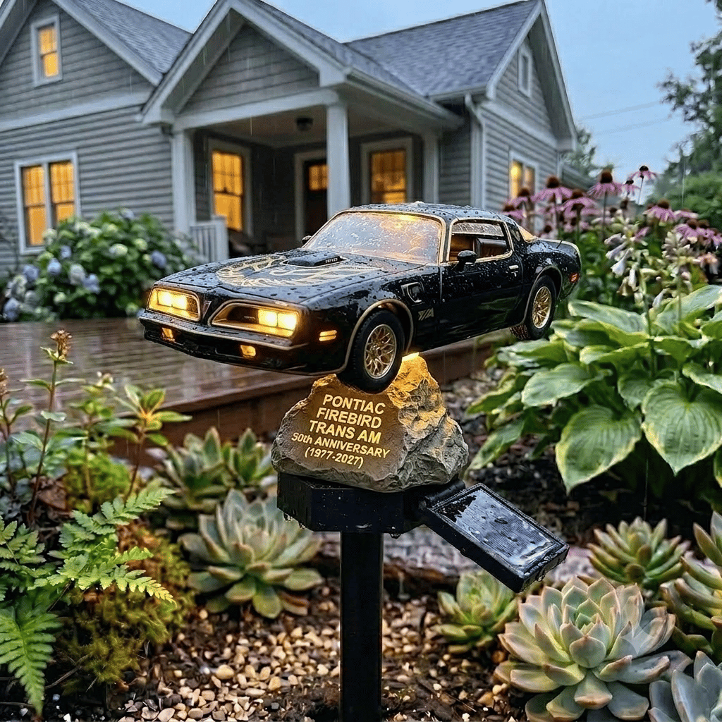 🏎️Bandit Road Legend Muscle Car Solar Garden Light💋